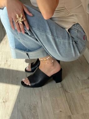 Vince Leather Black Slide Block Heel In Excellent Condition Size 6.5